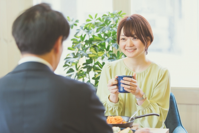 彼女いるのに ほかの女とご飯