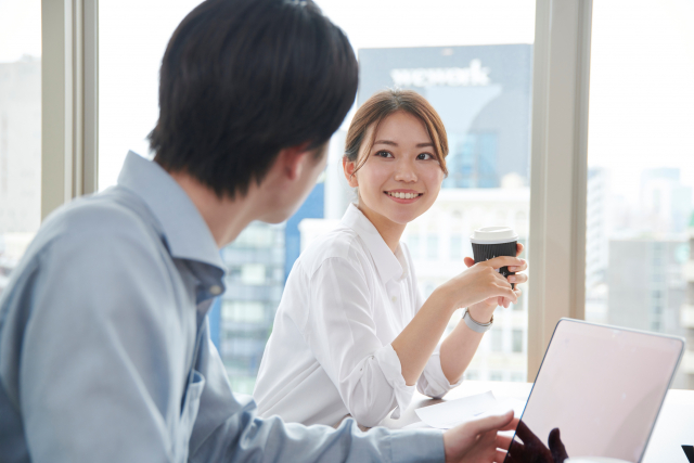 女性　無意識　好意　しぐさ